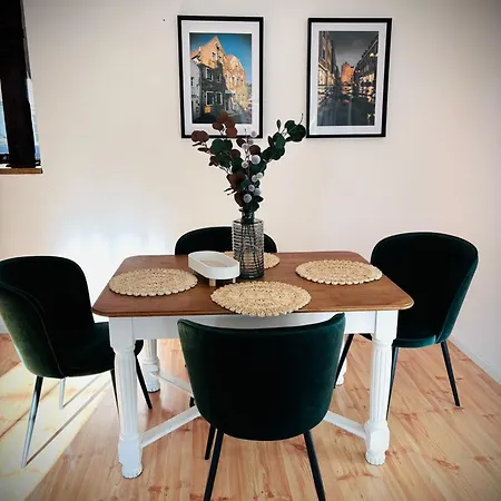 White Glove Stare Sw Barbary